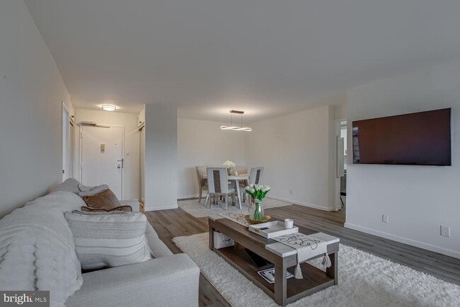 Building Photo - 203 Yoakum Pkwy