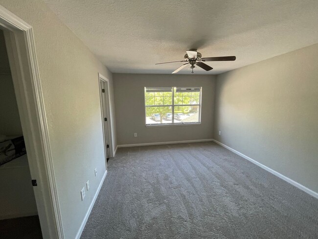 Building Photo - 2 bedroom 2.5 bath Townhome with 1 car att...