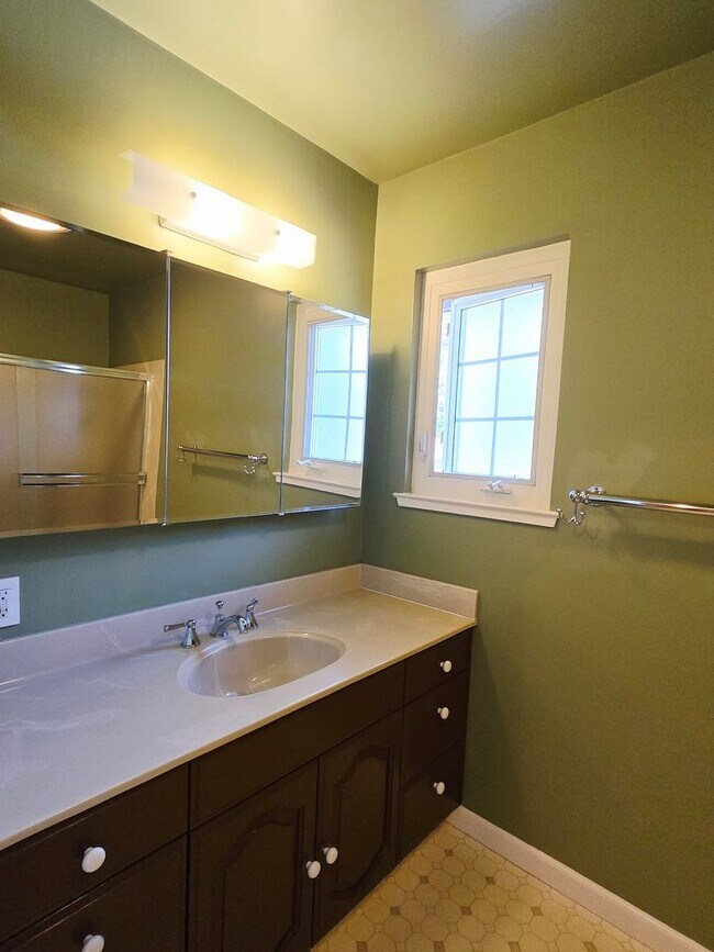 Building Photo - Stunning 4BD + Office Home with Pool in Li...