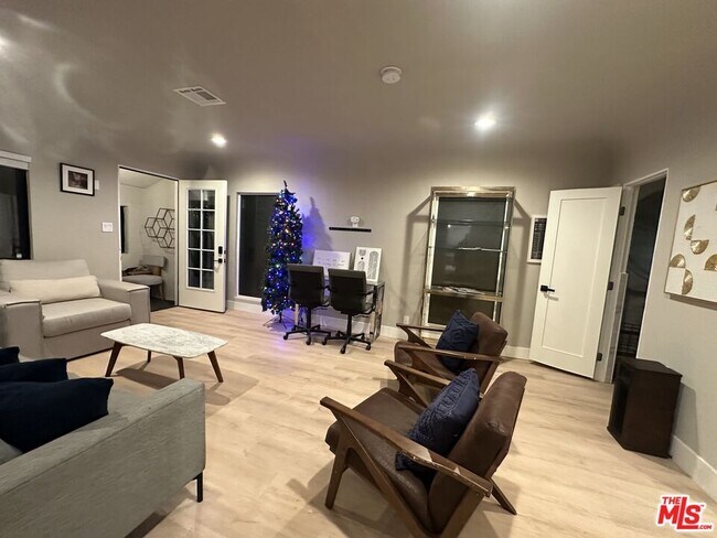 Primary Photo - 641 N Vista St