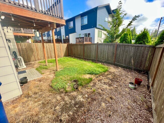 Building Photo - Exceptional 4 Bed 3 Bath Townhome on corner lot. One months rent free!!