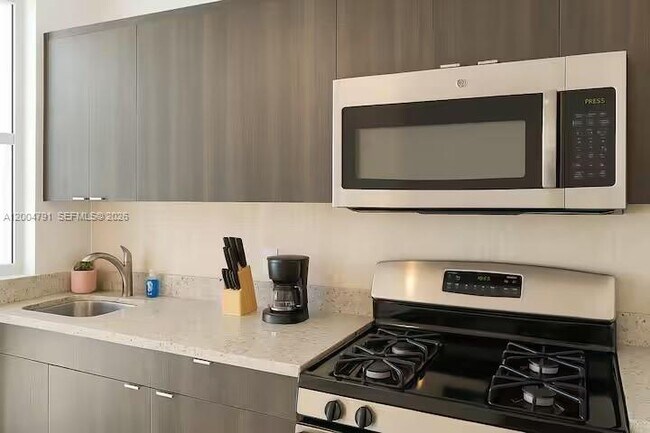 Building Photo - 1025 94th St