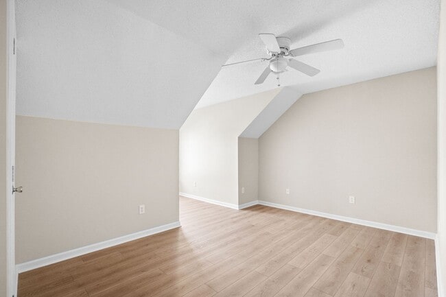 Building Photo - 571 Riverward Dr