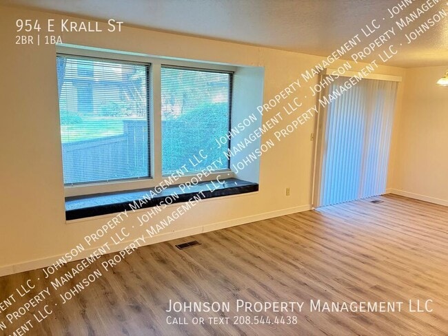 Building Photo - 954 E Krall St