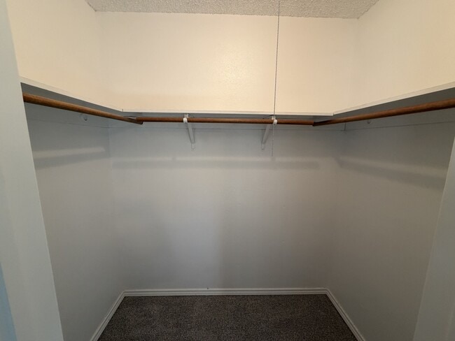 Building Photo - 815 Hilltop Dr