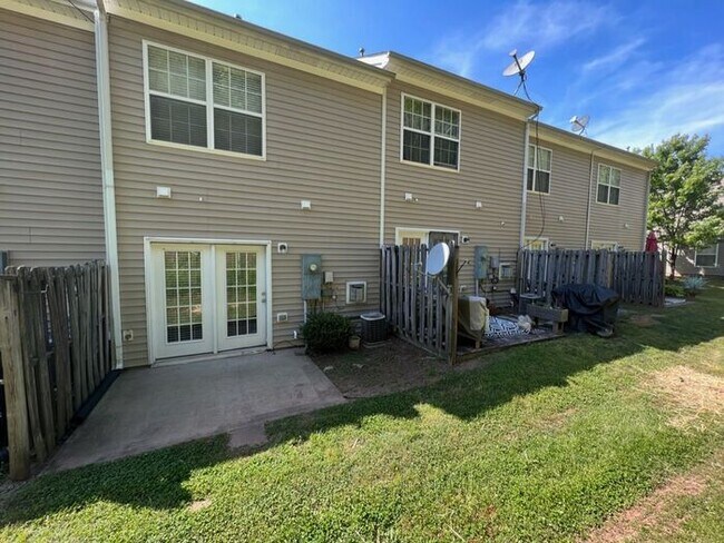 Building Photo - Fantastic 2 Bedroom Durham Townhouse