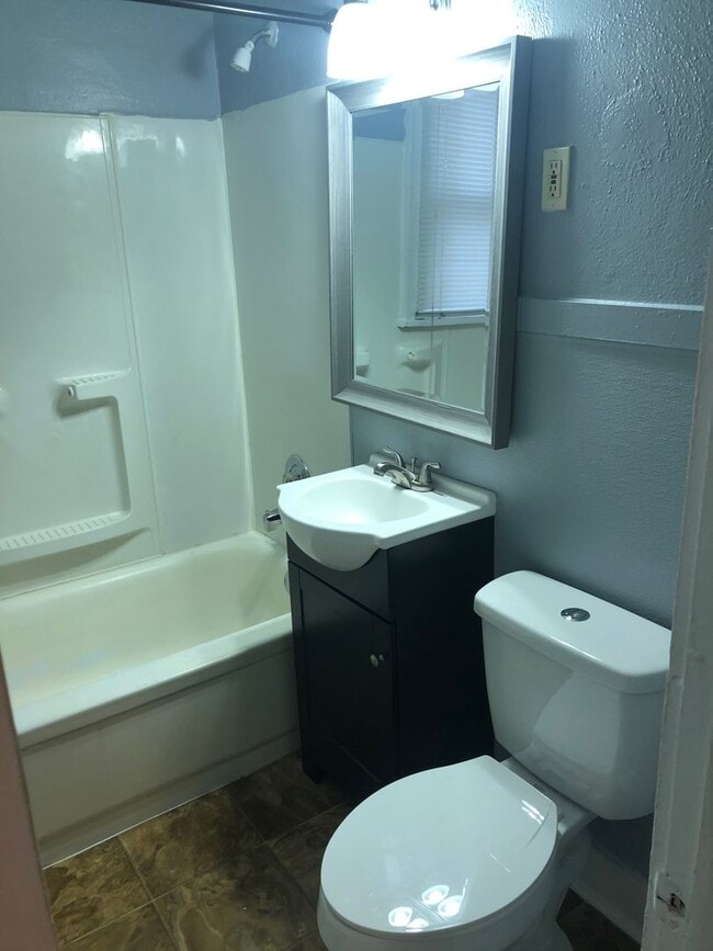 Building Photo - 3 Bed 1 Bath