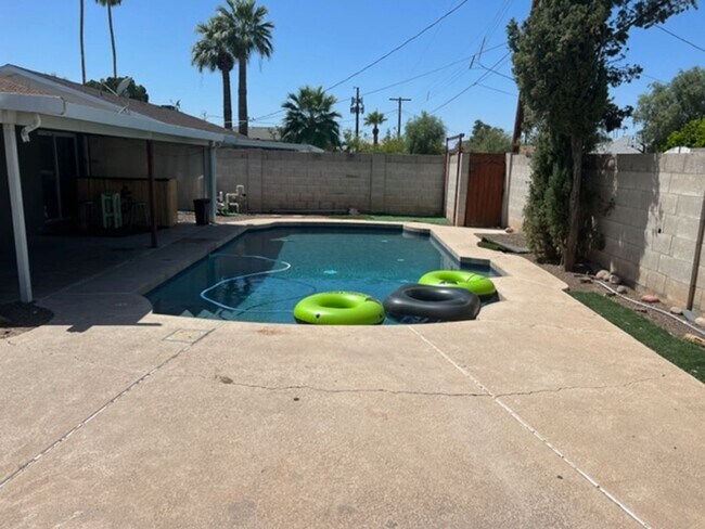 Building Photo - Amazing Tri-Level home close to ASU.  Pool and 2 Car Garage