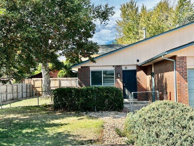 Building Photo - AVAILABLE OCTOBER! Wonderful 3 bed/2 bath ...