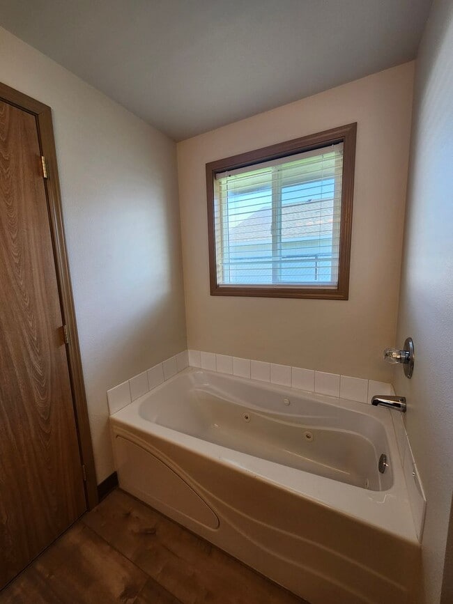 Building Photo - Updated 3 bed, 2 ba w/Oversized Covered Patio