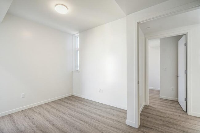 Building Photo - New Contemporary Sunny Apartment With Views
