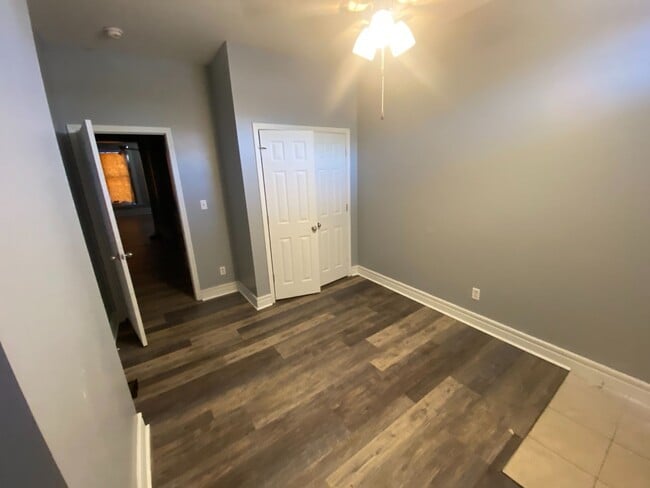 Building Photo - Spacious 4 bedroom 2 bath Townhome Updated...