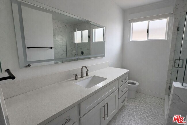 Building Photo - 605 San Vicente Blvd