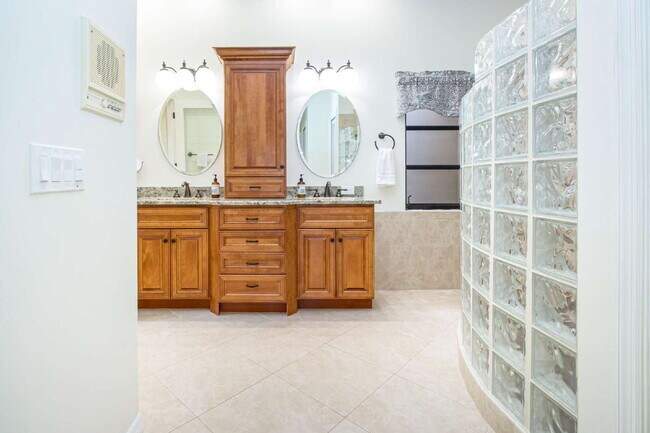 Building Photo - Palm Aire Fully Furnished Rental