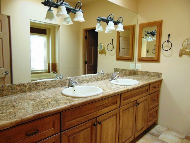 Building Photo - 416 Calle Kokopelli - *LEASE PENDING*