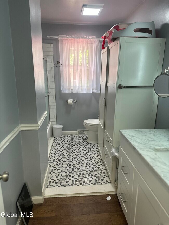 Building Photo - 4 Thoroughbred Ln