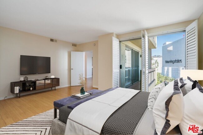 Building Photo - 321 S San Vicente Blvd