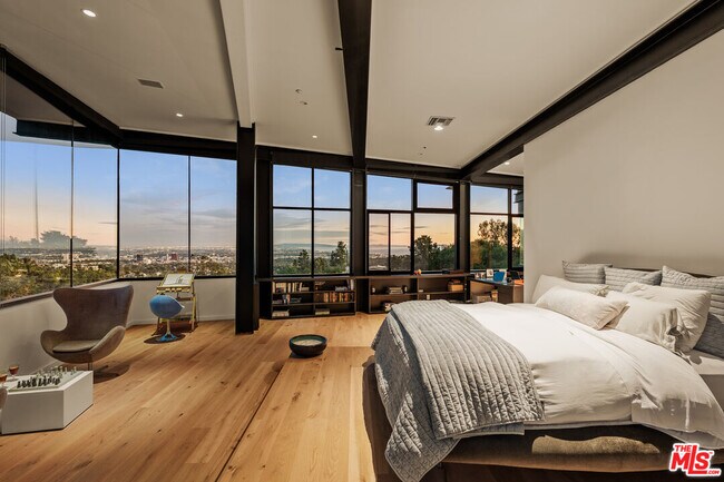 Building Photo - 1406 1/2 N Kenter Ave