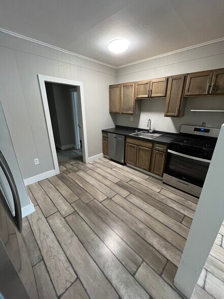 Building Photo - 106 N Main St