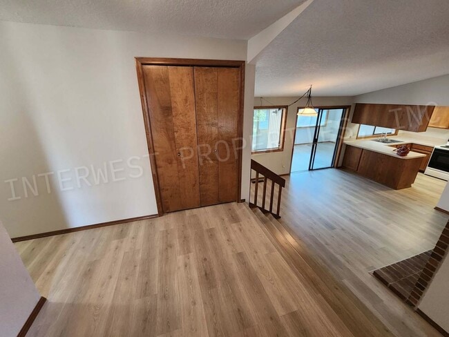 Building Photo - 3 bd 2ba Ranch Style Home with Deck, Fence...