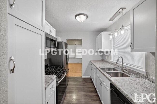 Building Photo - 4120 Parrakeet Ave