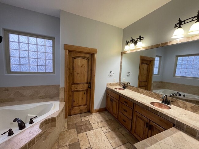 Building Photo - 3 bed 3 bath home - Located just below The...