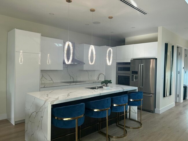 Building Photo - 1125 NE 17th Ave