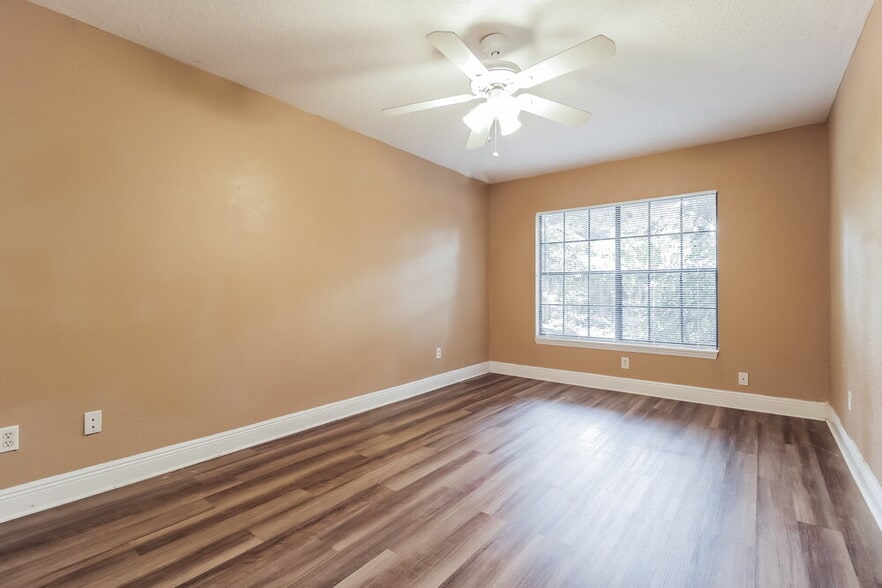 Building Photo - 647 Redwood Dr
