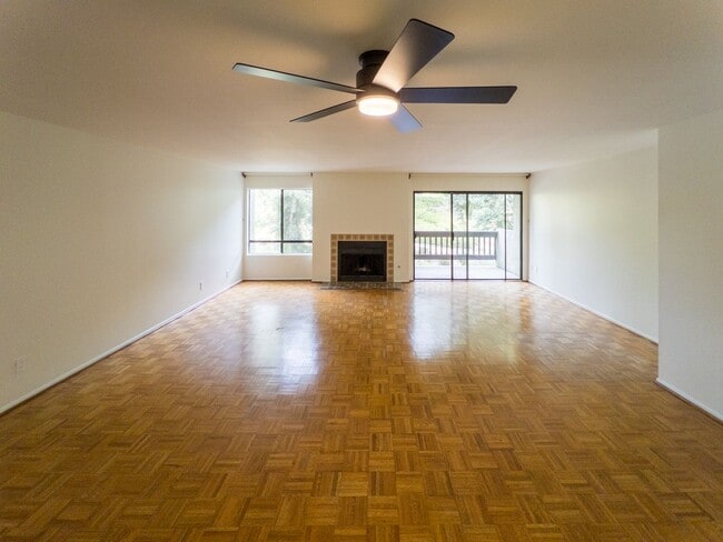 Building Photo - Large 2bed/ 2 bath corner unit in the heart of Silverlake with Hot Tub, Pool, Gated Parking and P...
