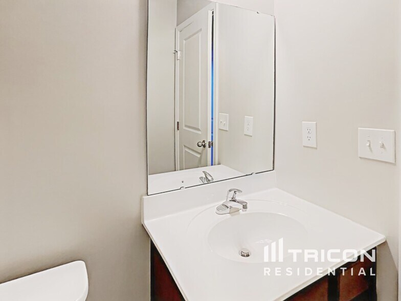 Building Photo - 415 Merus Dr