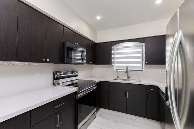 Building Photo - 5641 SW 67th Ave