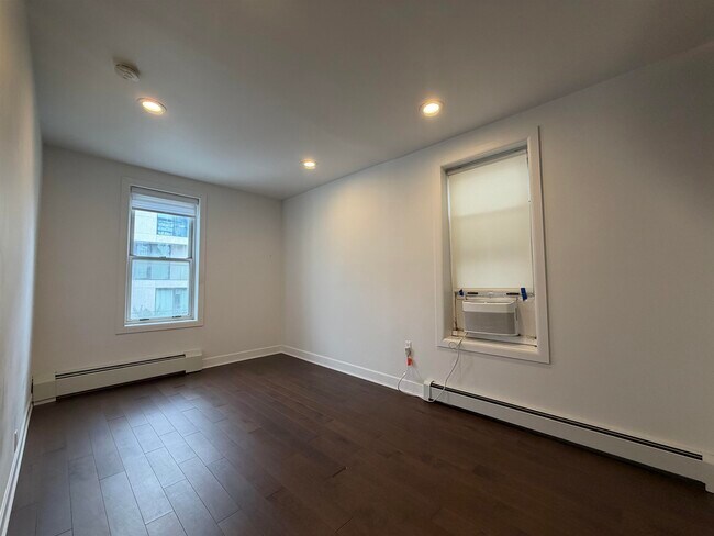 Building Photo - 228 Maple St