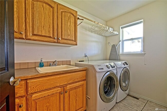 Building Photo - Beautiful 4 Bedroom Home