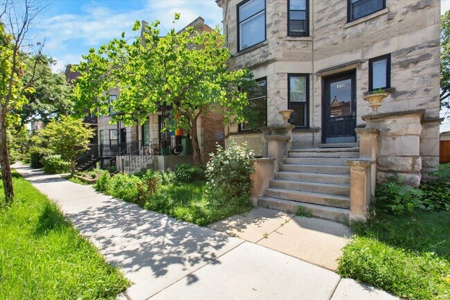 Building Photo - 3311 W Wrightwood Ave
