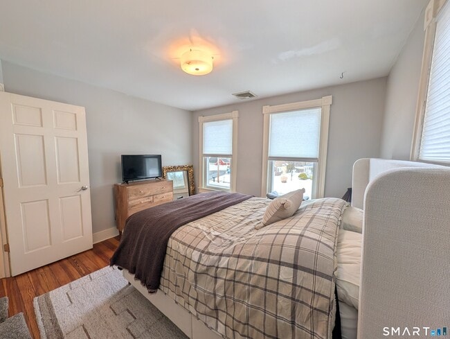 Building Photo - 345 Main St