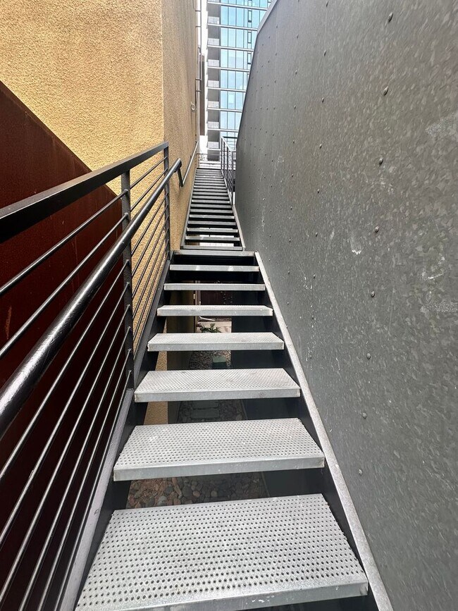 Building Photo - DOWNTOWN GEM - Two-level loft with private...