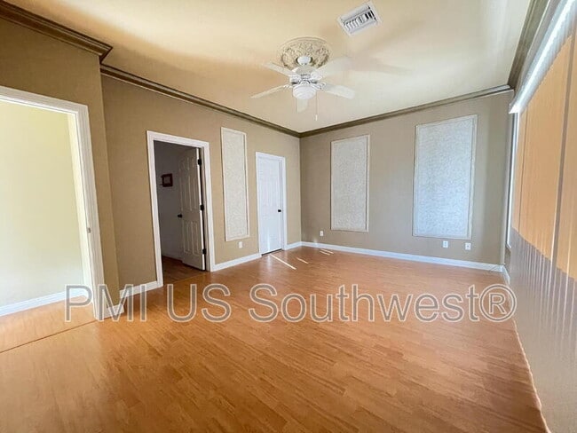 Building Photo - 2549 Country Club Dr