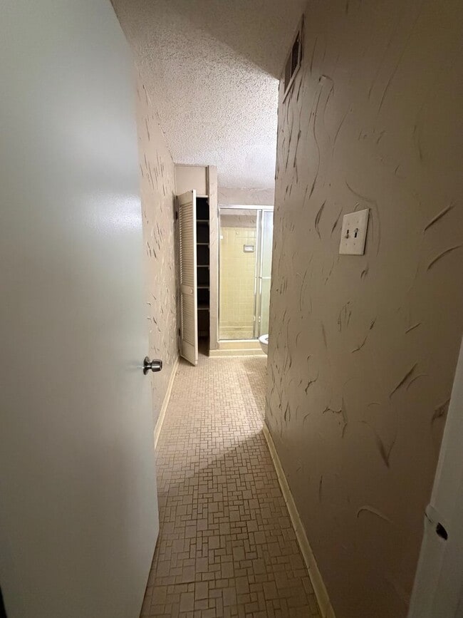 Building Photo - 2 bed 2 bath apartment | Hickory Hill