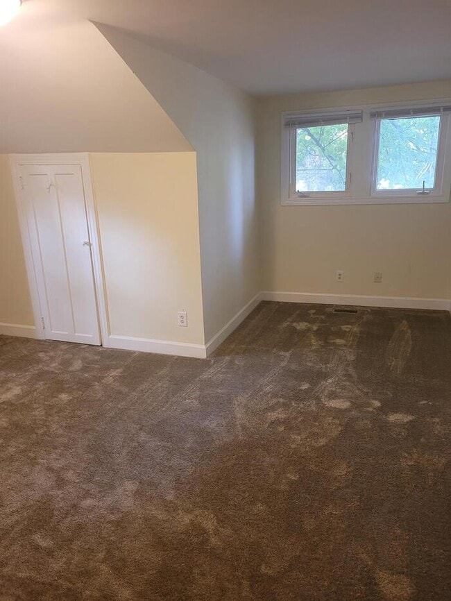 Building Photo - Perfect For Student Housing! 4 Bedroom Hou...