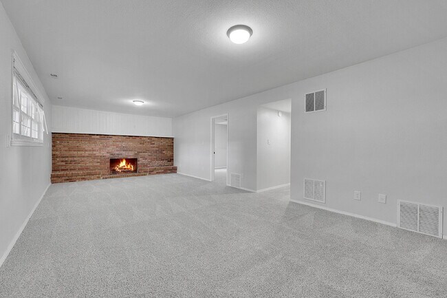 Building Photo - $2,700.00 - 4 Beds, 2 Baths, Single Family...