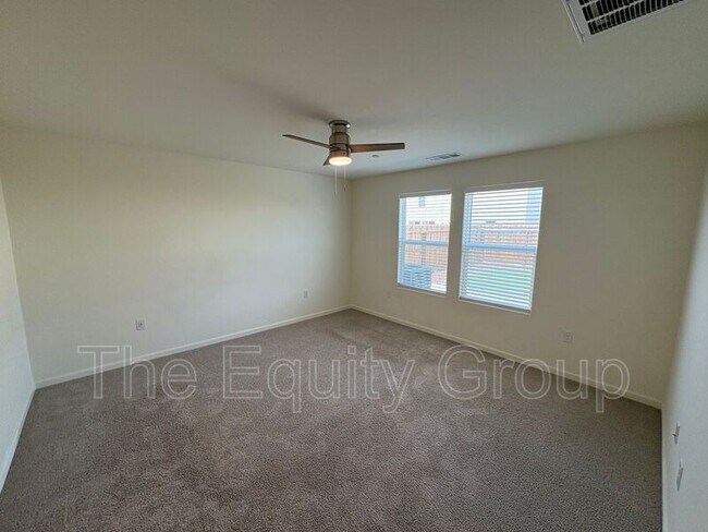 Building Photo - 1142 E Cameron Ave