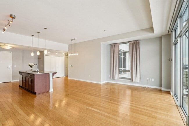 Building Photo - 106 W Seeboth St