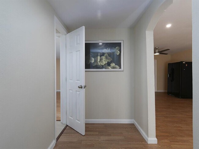 Building Photo - 16 Huntcliff Dr