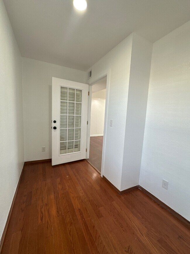 Building Photo - 7461 Plaza Redonda Dr