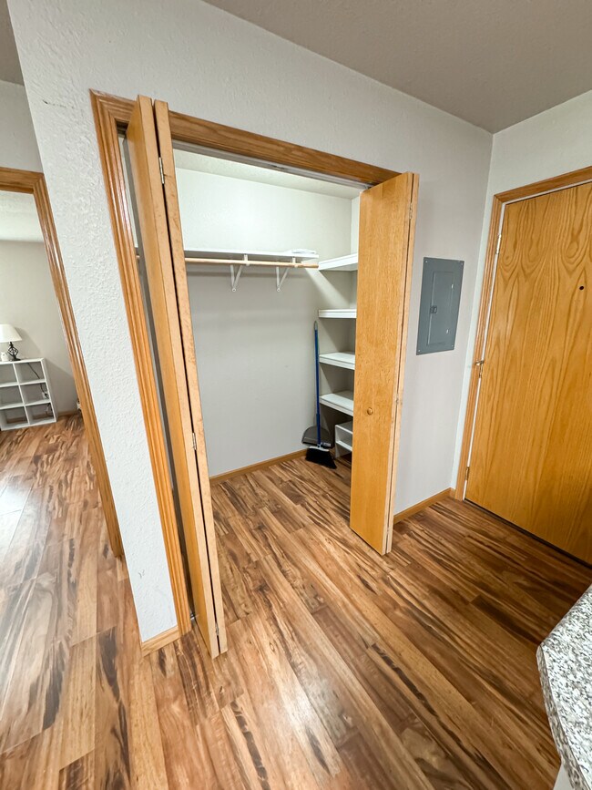 Building Photo - Theater Apartments Beulah