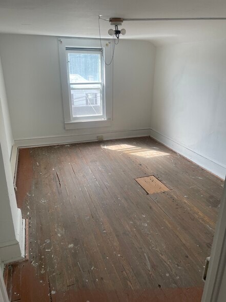 SPARE ROOM - 275 Roosevelt St