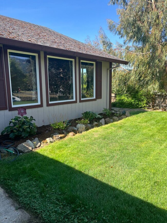 Building Photo - Large 3 bed/2 bath single family home