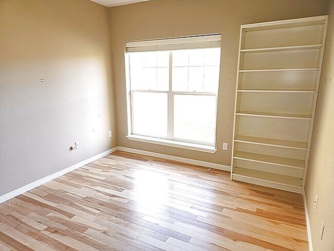 Building Photo - Perfectly Located Canyon Creek Condo - Attached Garage