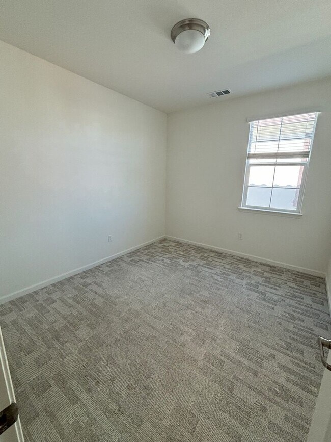 Building Photo - Beautiful Roseville House