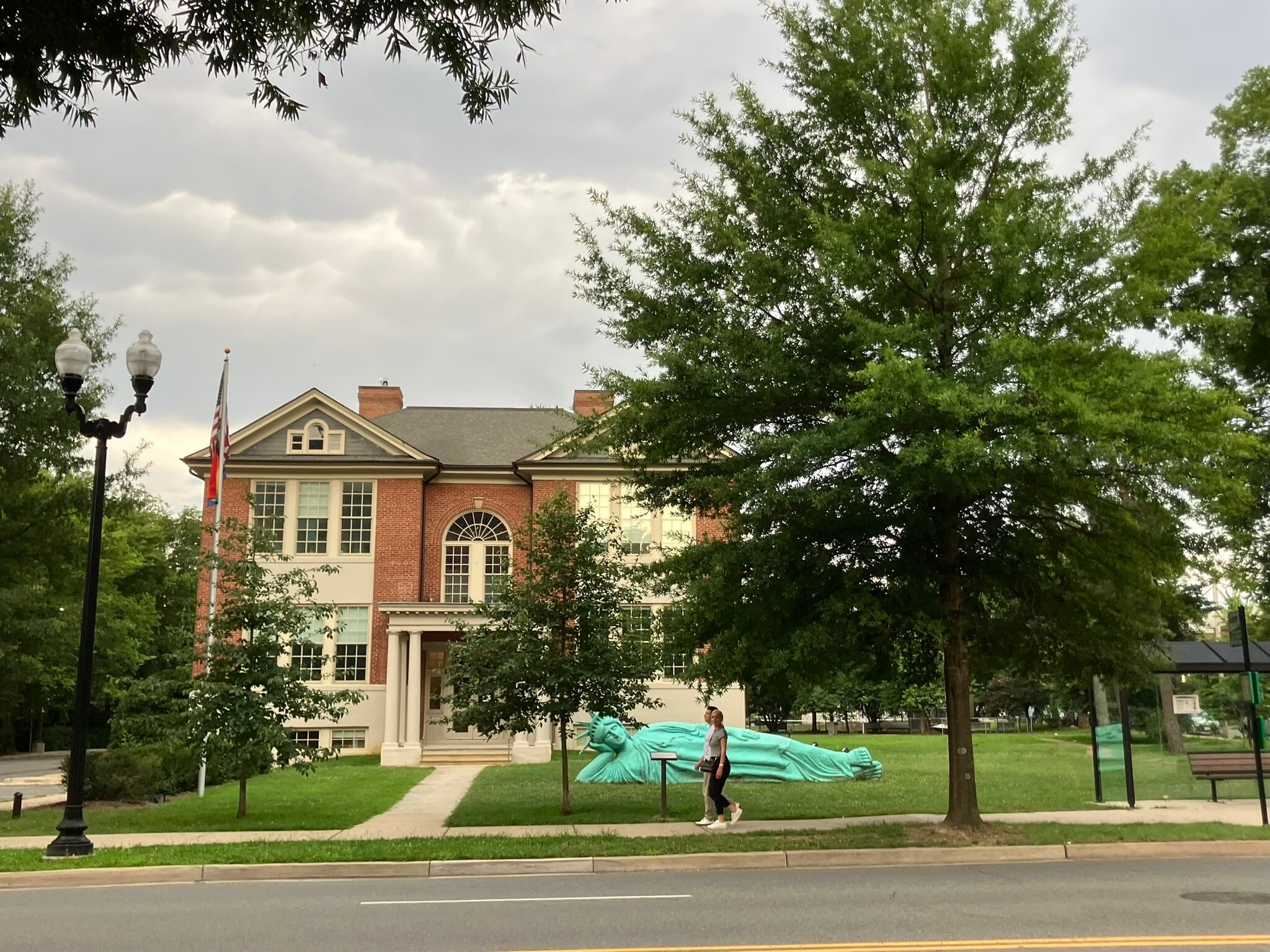 Art gallery with yoga, 9 minutes walk - 3741 4th St N